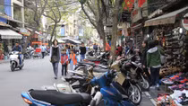 Nghịch lý xe máy để vỉa hè, lòng đường thành nơi đi bộ