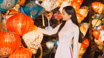 Hoa hậu Trần Tiểu Vy tham gia nhiều hoạt động trong đêm giao thừa ở Hội An 