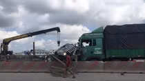 Xe tải húc bán tải quay ngang đường, tài xế thoát chết