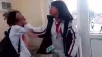 Tạm đình chỉ hiệu trưởng và giáo viên chủ nhiệm có học sinh đánh bạn
