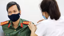 Tiếp tục "chiến dịch" tiêm vaccine COVID-19 cho lực lượng CAND