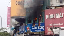 Cháy quán phở giữa trưa, khách hàng tháo chạy tán loạn