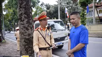 Dừng đỗ sai quy định, hàng loạt tài xế bị CSGT lập biên bản, cẩu xe