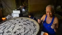Độc đáo sản phẩm tôm hùm bằng tre