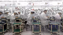Giữa dịch COVID-19, công nhân của FoxConn bất ngờ tử vong