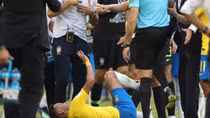 "Kịch sỹ" Neymar với trò hề ăn vạ trên sân
