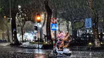 Hà Nội mưa giông, trời nhiều mây u ám