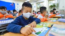 Học sinh Hà Nội đi học trở lại sau kỳ nghỉ dài bởi COVID-19