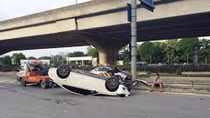 Tài xế buồn ngủ, xế hộp lật ngửa trên đường Phạm Hùng