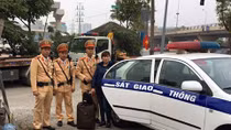 CSGT đưa người dân về quê đón Tết Mậu Tuất