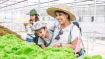 Hào hứng “làm nông dân” trong chương trình “Hành trình Tương lai xanh”