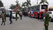 Lập hàng rào sắt để ngăn người dự lễ ném tiền lên kiệu ấn