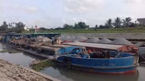Công an huyện Tứ Kỳ bắt tàu khai thác cát trái phép