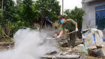 "Rốn lụt" Chương Mỹ trắng xóa vôi bột để... phòng dịch