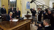 Thách thức pháp lý từ sắc lệnh cấm nhập cư của Tổng thống Donald Trump