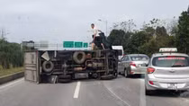 Xe tải lật ngang đường, cao tốc Hà Nội – Thái Nguyên ùn tắc kéo dài