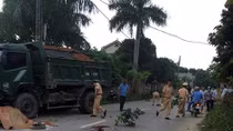 Ma men lái xe máy đấu đầu xe tải và cái kết kinh hoàng