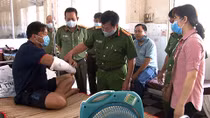 Thăm hỏi cán bộ Công an bị thương khi bắt đối tượng buôn lậu