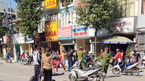 Xe máy tông trực diện ô tô, hai thanh niên bị thương nặng