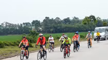 Đại sứ Mỹ đạp xe đạp dâng hương tại Đền Hùng 