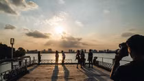 Dịch COVID-19 căng thẳng, giới trẻ Hà thành vẫn tụ tập check-in nhà hoang