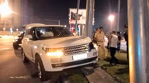 Range Rover mất lái húc "trọng thương" cột phân làn