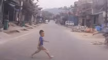 Thót tim bé trai băng sang đường bị ô tô tông ngã lộn nhào