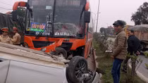 Va chạm với xe khách, Kia Cerato lật ngửa trên đường
