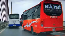 Tước bằng lái hai tài xế xe khách “đại náo” trên cầu Bãi Cháy