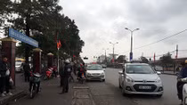 Taxi “dù” vây các bến xe Hà Nội ngày đầu năm