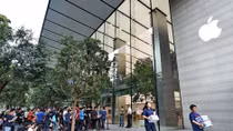 Fan Việt của nhà Táo ùn ùn đi Singapore xếp hàng mua iPhone