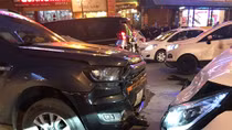 Chạy ngược chiều, xế hộp gây tai nạn liên hoàn