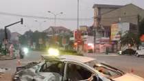 Xe khách đâm taxi giữa ngã tư, 3 ngưởi tử vong