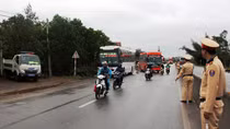Vừa nhồi nhét khách, vừa chạy ẩu