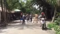 Nhiều thanh niên vây đánh cảnh sát giao thông ở miền Tây