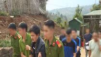 Bắt đối tượng ma túy ôm 6 khẩu súng cố thủ trong nhà