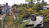 Xe con kéo đổ 10m taluy rồi lật ngửa dưới mương