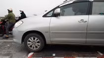 TNGT khiến 1 người tử vong, cầu Vĩnh Tuy tê liệt 