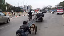 Hãi hùng cảnh chở sắt thép như diễn xiếc trên đường phố Hà Nội
