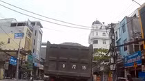 Mở cửa ôtô bất cẩn, hai em nhỏ suýt nằm gầm xe tải