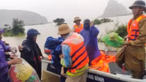 Tập trung tối đa lực lượng, phương tiện hỗ trợ người dân trong lũ