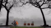 Hà Nội chìm trong sương mù và nồm ẩm