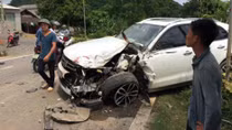 Xe bồn chở xăng rụng bánh sau cú tông của ôtô con