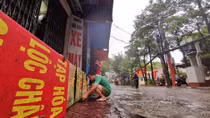 Cây gãy đổ, người Hà Nội "xây chiến lũy" ngăn nước sau bão số 3