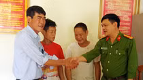 Công an phường đưa người đàn ông bị tâm thần về nhà an toàn