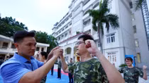 Thầy hiệu trưởng và giáo viên, sinh viên luyện võ cùng Công an