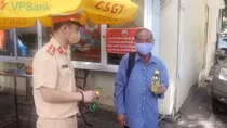Cảnh sát 141 sẻ chia khó khăn với cụ ông bị ảnh hưởng bởi dịch bệnh