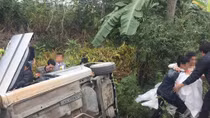 Cô dâu chú rể lồm cồm bò ra khỏi xe hoa bị lật
