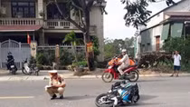 Hai đối tượng chạy xe tông gãy chân CSGT đang làm nhiệm vụ