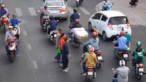 Báo động tai nạn giao thông vì người đi bộ sai luật